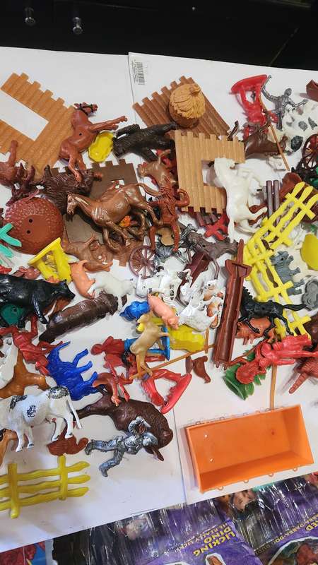 Huge Vintage Lot Plastic Indians and Cowboys,Animals Etc Vintage Figure