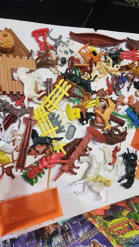 Huge Vintage Lot Plastic Indians and Cowboys,Animals Etc Vintage Figure