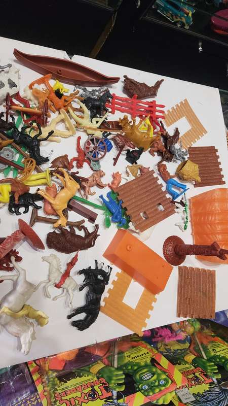 Huge Vintage Lot Plastic Indians and Cowboys,Animals Etc Vintage Figure