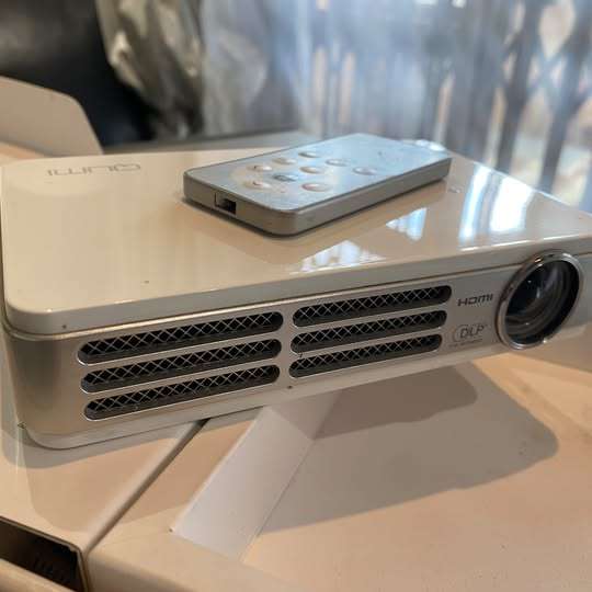 QUMI Q2 HD LED Micro multimedia projector.
