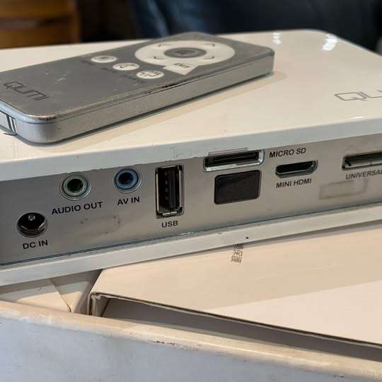 QUMI Q2 HD LED Micro multimedia projector.