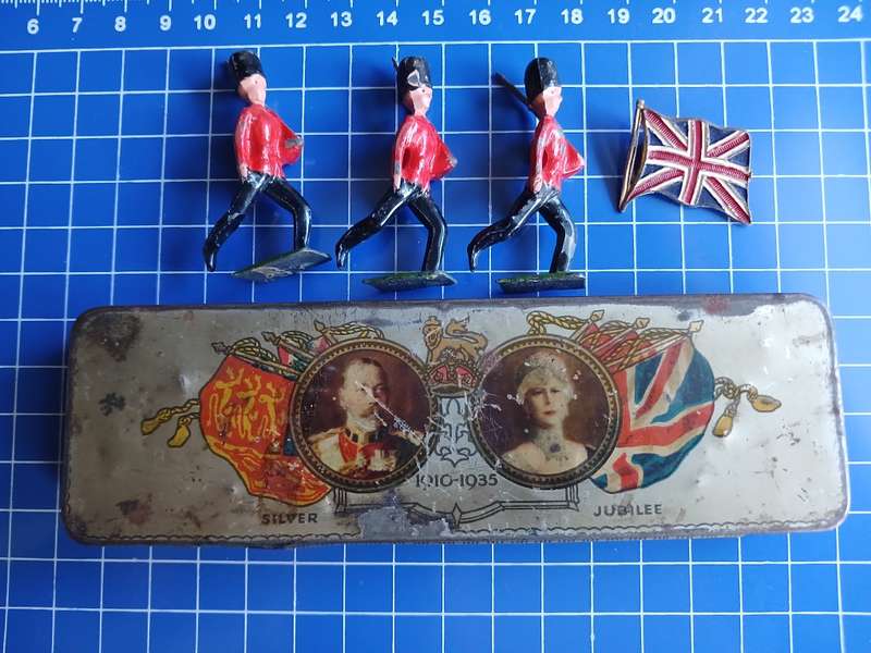 British Lead Soldiers + Flag Pin + Tin