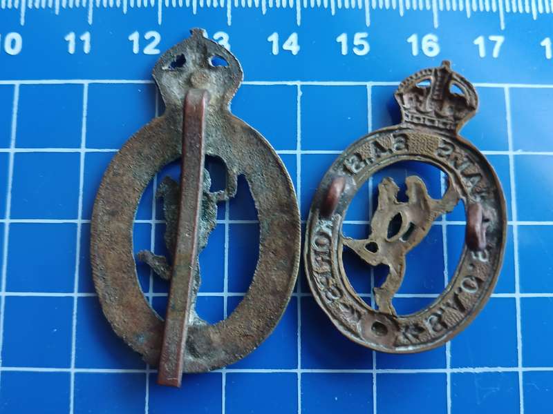 SADF - SA MILITARY SIGNALS CORPS CAP / BERET BADGES LOT