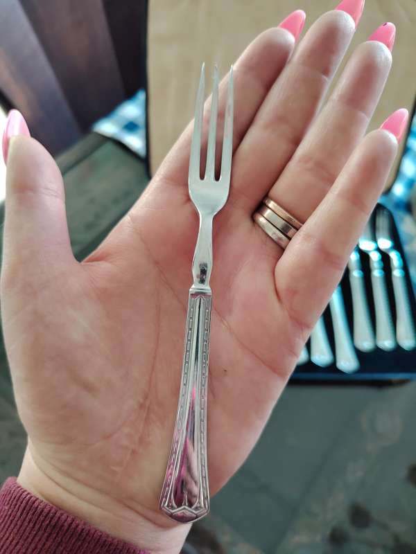 Beautiful vintage stainless boxed set fruit knives and forks