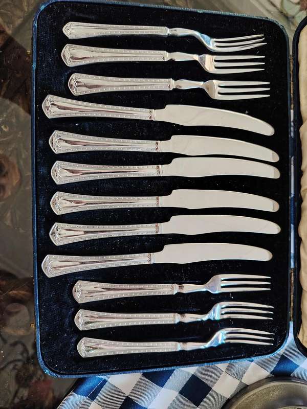 Beautiful vintage stainless boxed set fruit knives and forks