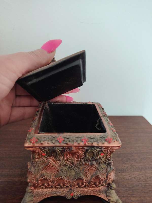 Beautiful oriental style resin trinket box