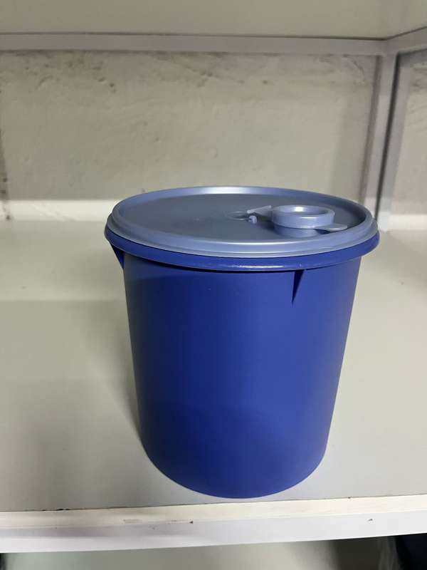 Tupperware Cannister 5L with pouring lid