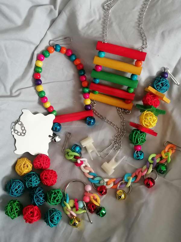 18Pc SMALL TO MEDIUM BIRD TOYS