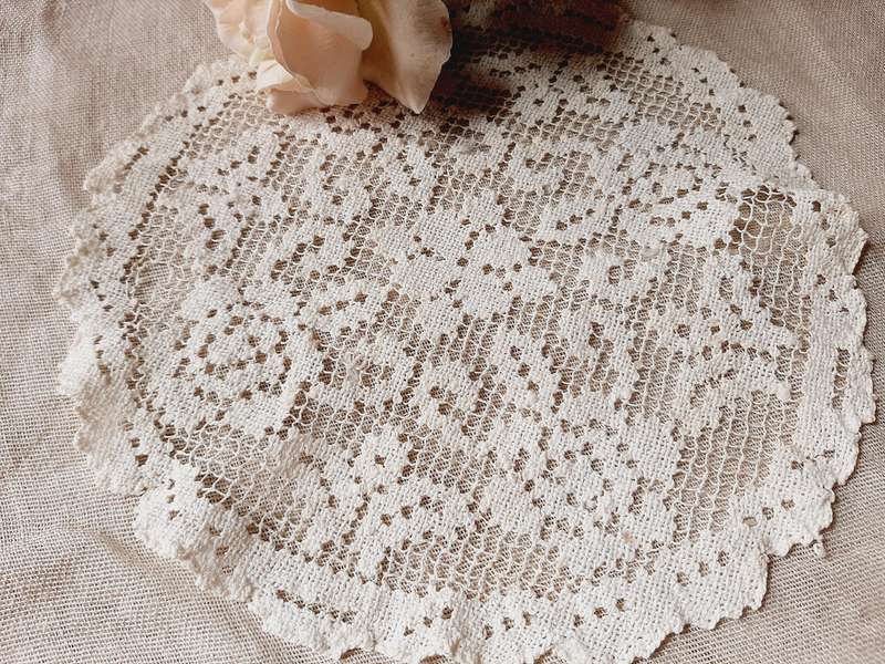 Small handknotted lace mat -round, white - 24 cm