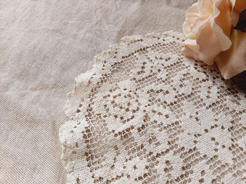 Small handknotted lace mat -round, white - 24 cm