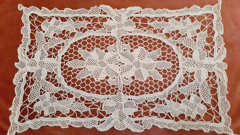 Lace tray cloth / mat 24 x 40 cm - beige- scarce