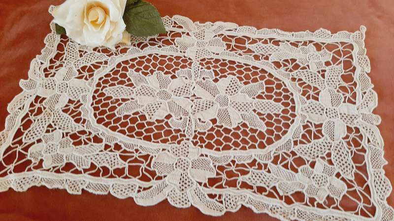 Lace tray cloth / mat 24 x 40 cm - beige- scarce