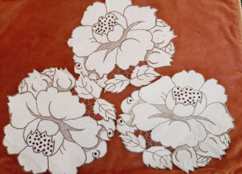 3 embroidered doilies  - 22cm
