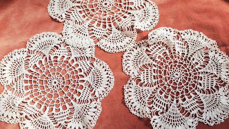Three delicate crochet doilies - white - 18cm