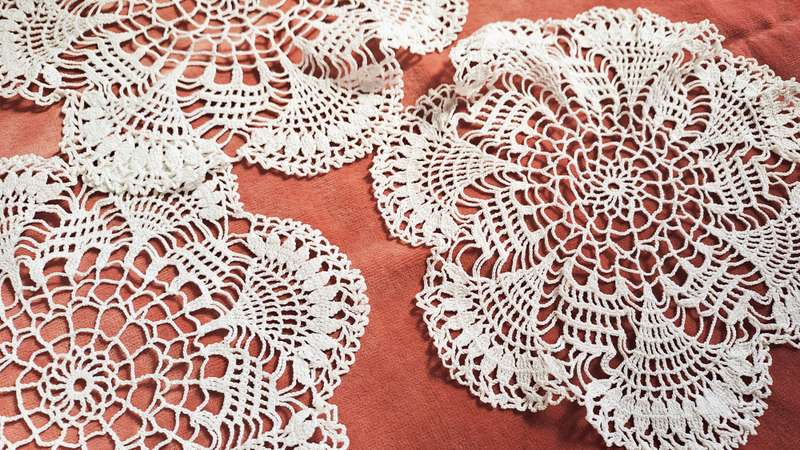 Three delicate crochet doilies - white - 18cm