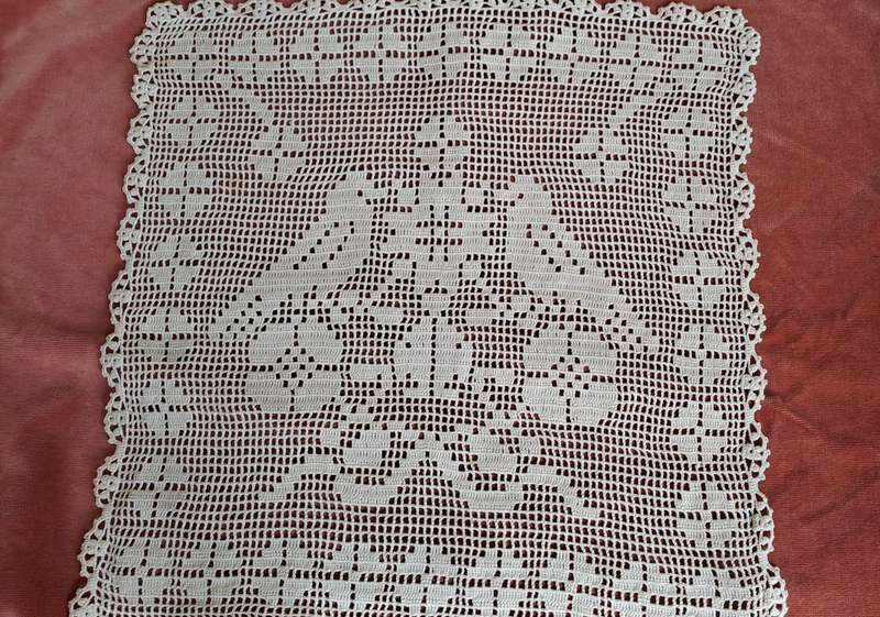Small filet crochet mat - square - bird motifs - beige- 36 x 36cm
