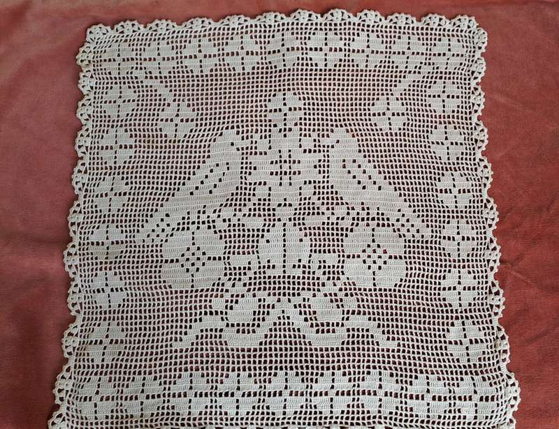 Small filet crochet mat - square - bird motifs - beige- 36 x 36cm