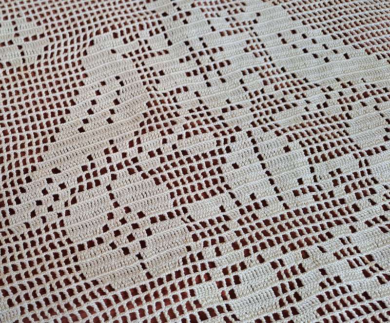 Small filet crochet mat - square - bird motifs - beige- 36 x 36cm