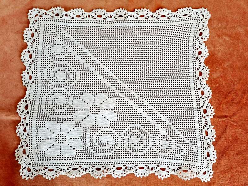 Small filet crochet mat - white - 32 x 32cm