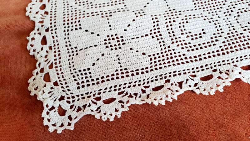 Small filet crochet mat - white - 32 x 32cm