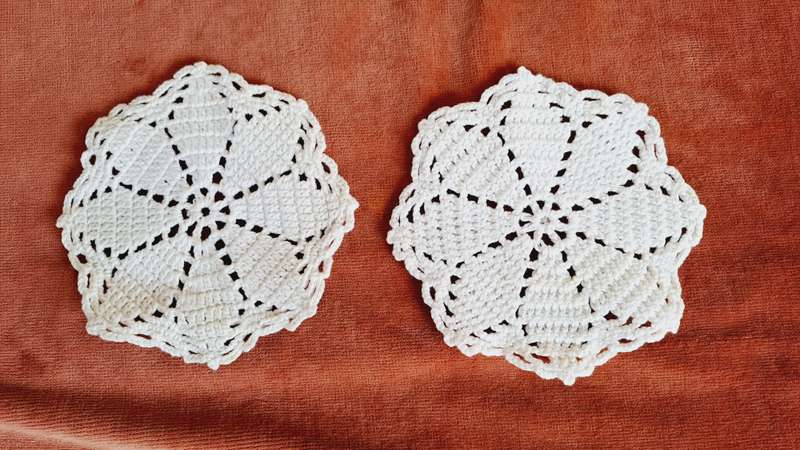 Four small round doilies - white - 10-12 cm