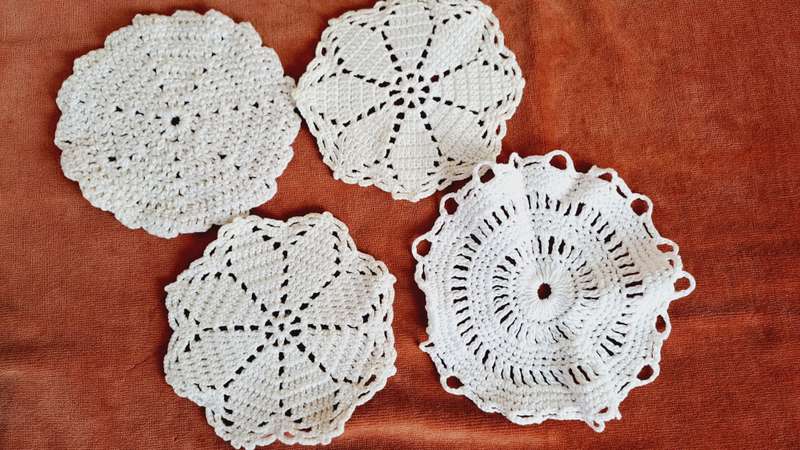 Four small round doilies - white - 10-12 cm
