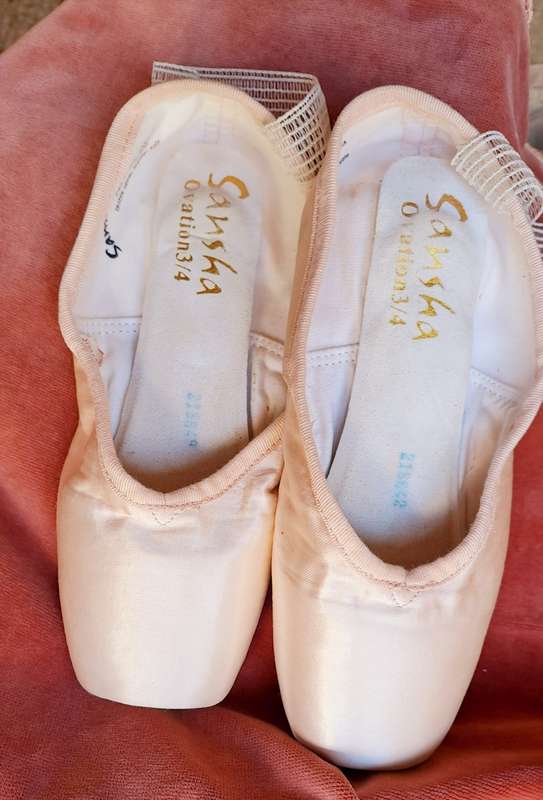 Ballet pointe shoes - Sansha size 8W or UK 5 - satin - very good condition