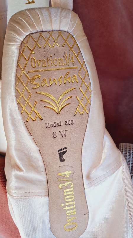 Ballet pointe shoes - Sansha size 8W or UK 5 - satin - very good condition