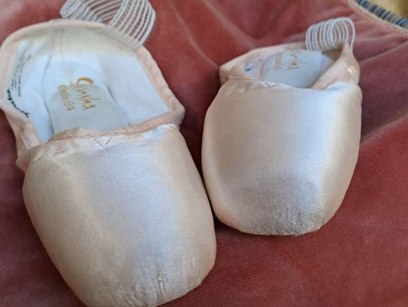 Ballet pointe shoes - Sansha size 8W or UK 5 - satin - very good condition