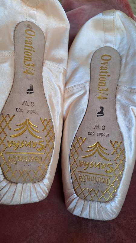 Ballet pointe shoes - Sansha size 8W or UK 5 - satin - very good condition