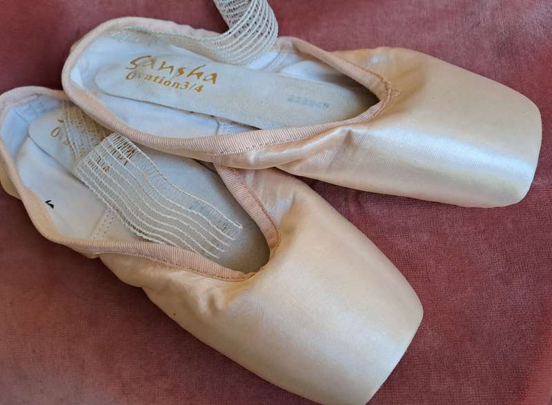 Ballet pointe shoes - Sansha size 8W or UK 5 - satin - very good condition