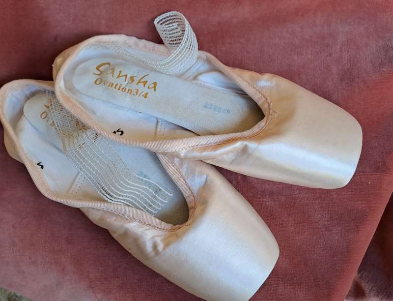 Ballet pointe shoes - Sansha size 8W or UK 5 - satin - very good condition