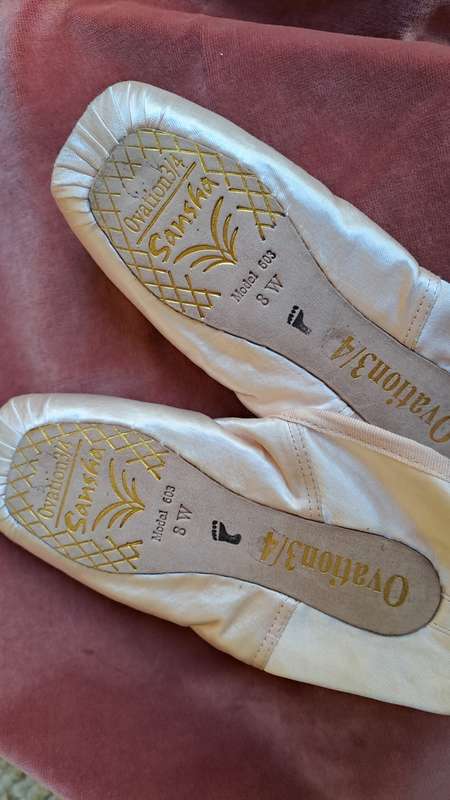 Ballet pointe shoes - Sansha size 8W or UK 5 - satin - very good condition