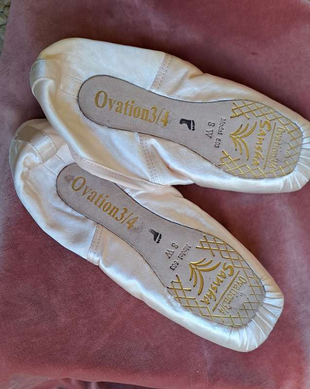 Ballet pointe shoes - Sansha size 8W or UK 5 - satin - very good condition