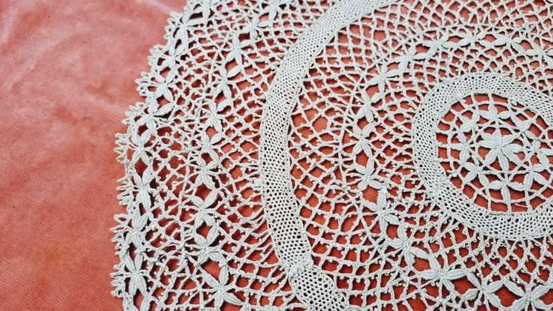 Large ecru crochet doily - 35 cm diameter