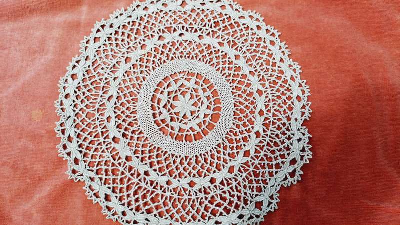 Large ecru crochet doily - 35 cm diameter