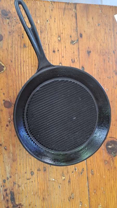 Cast iron griller/ frying pan