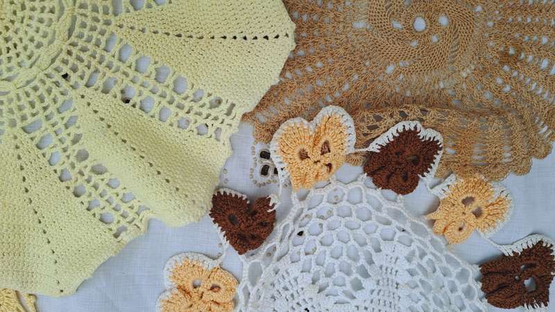 Lot of 7 doilies and crochet work for craftwork or recycling