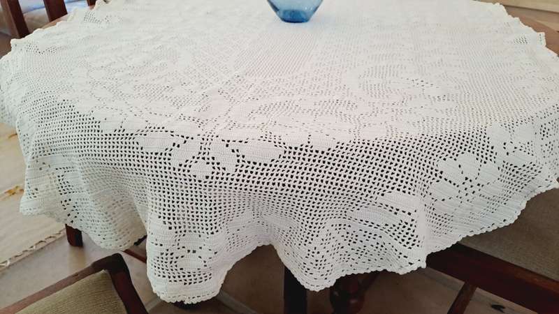 Oval filet crochet tablecloth 90 x 140cm diameter- white