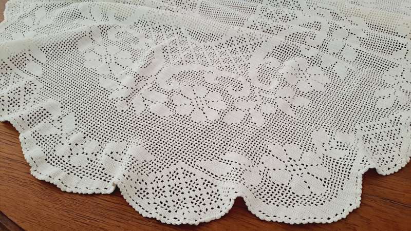 Oval filet crochet tablecloth 90 x 140cm diameter- white