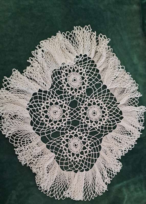 Large, frilly doily/ doilie - white -45 x 32cm