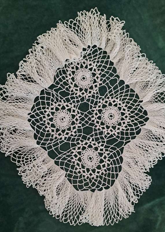 Large, frilly doily/ doilie - white -45 x 32cm