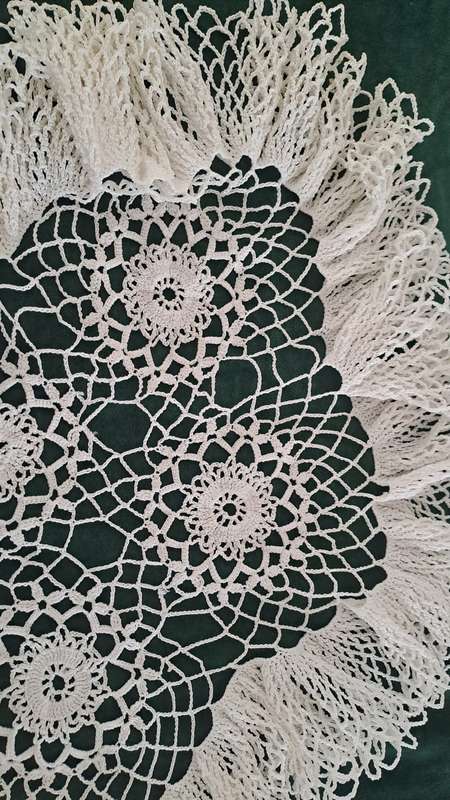 Large, frilly doily/ doilie - white -45 x 32cm