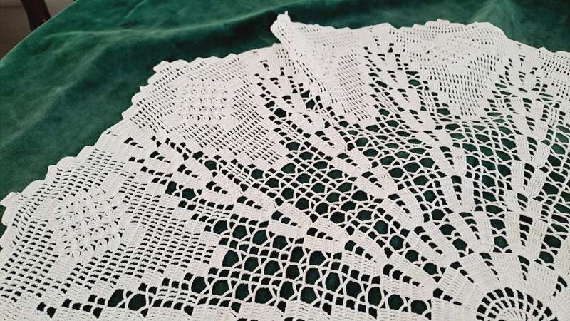 Large crochet doily/ doilie/ small tablecloth - white - 64cm - VGC