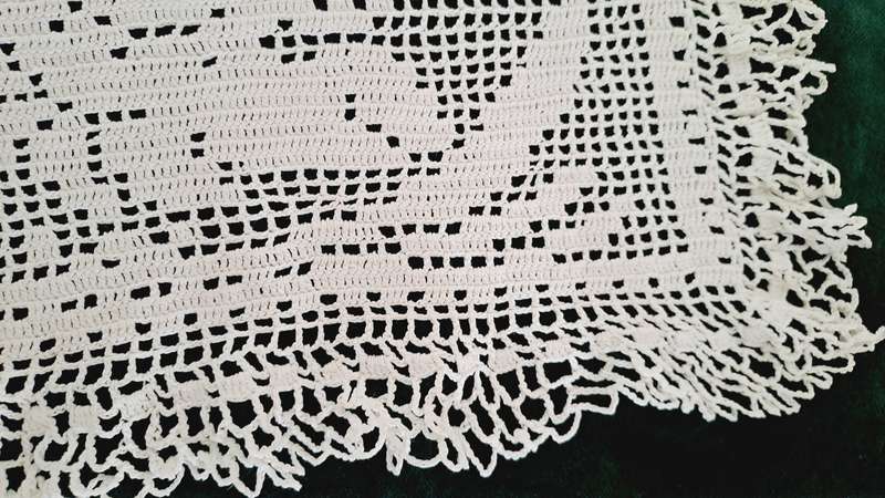Filet crochet doily/ doilie - white -35 x 30cm