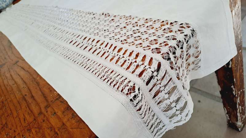 Incredible vintage linen runner with delicate drawn thread details - 152 x 32 cm