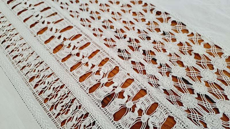Incredible vintage linen runner with delicate drawn thread details - 152 x 32 cm