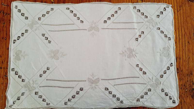 Embroidered table/place mat