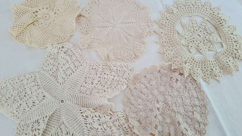 Lot of 5 beige and ecru doilies 18-28cm