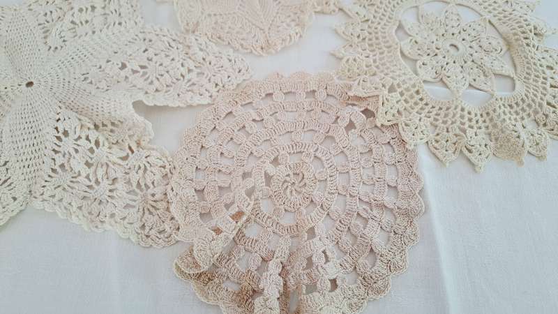 Lot of 5 beige and ecru doilies 18-28cm